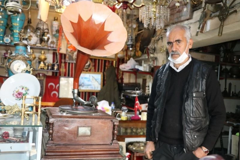 Tarihi gramofonlar antikacıların baş köşesini süslüyor
