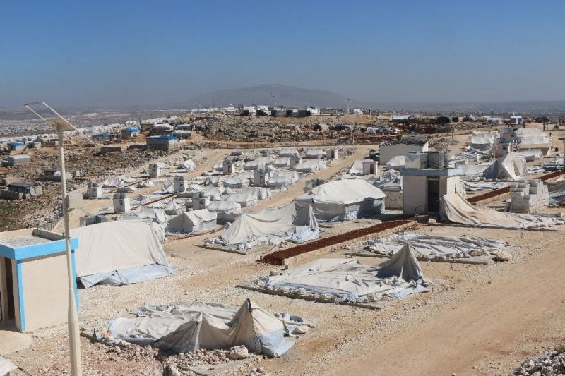 İdlib’de şiddetli rüzgar kamptaki 80 çadırı yıktı
