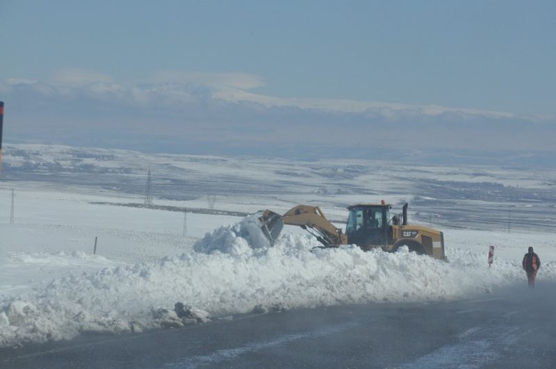 Karayolları Kars-Çıldır yolunda kar temizlemesi yapıyor

