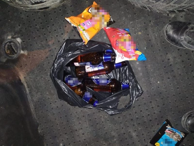 Sokağa çıkma yasağında alkol satarken yakalandılar
