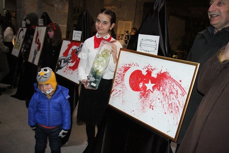 Çizgilerle İstiklal Marşı’nı resimlediler
