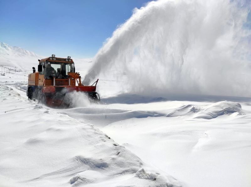 Van Büyükşehir Belediyesi’nin kar mesaisi sürüyor
