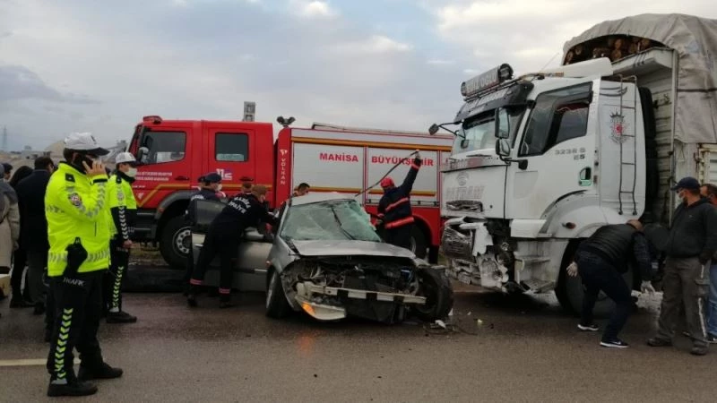 Manisa’nın Soma ilçesinde otomobilin kamyonun altına girmesi sonucu meydana gelen trafik kazasında 3 kişi hayatını kaybetti.
