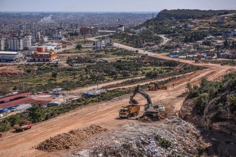 Karayolu için 13 bin kamyon hafriyat, 3 bin kamyon karşılığı kaya kaldırıldı
