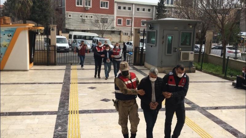 Şanlıurfa’da takibe alınan cipte 6 tabanca ele geçirildi
