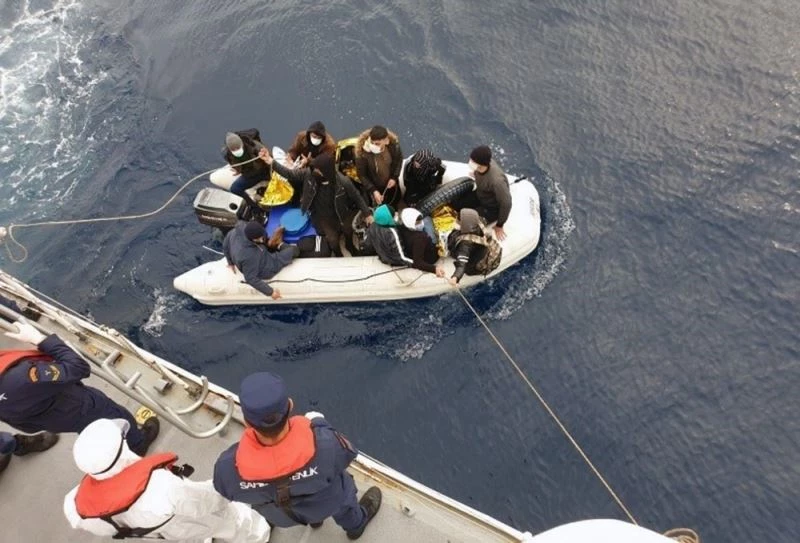 Yunanlılar 11 göçmeni lastik botla geri gönderdi
