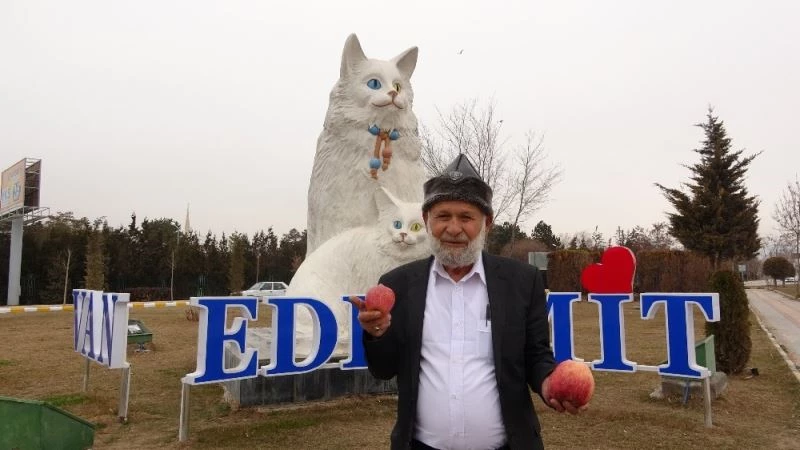 ‘Elmacı Dede’ Mehmetçik için bin 614 kilometre yol kat etti
