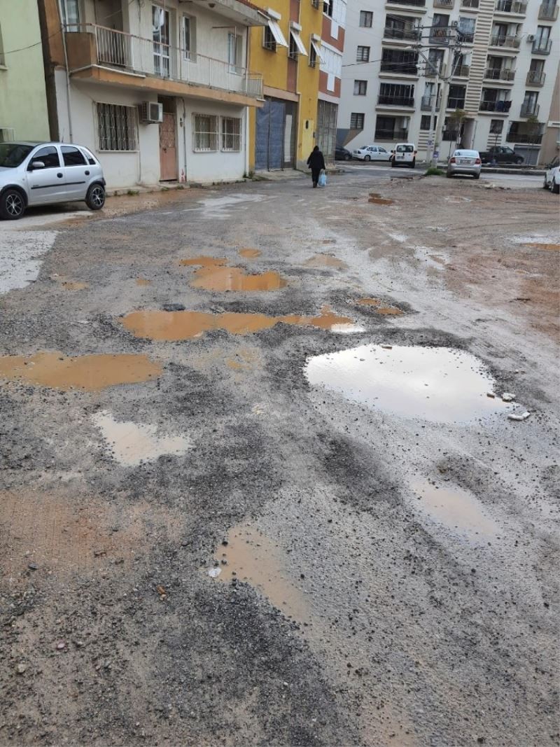 Kılıçdaroğlu’nun geçeceği yol asfaltlandı, arka sokak çukurlu kaldı
