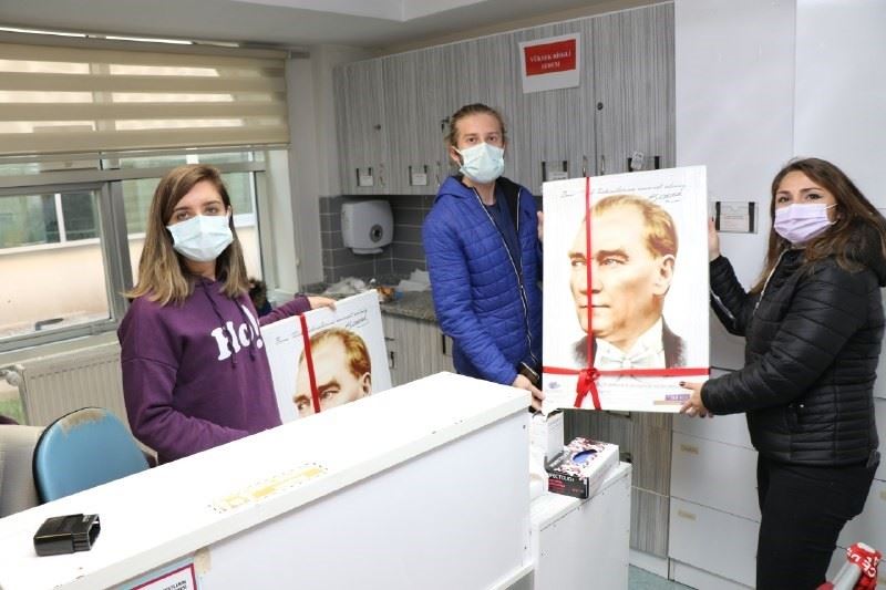 Safranbolu Belediyesi doktorların gününü kutlayıp Atatürk tablosu hediye etti
