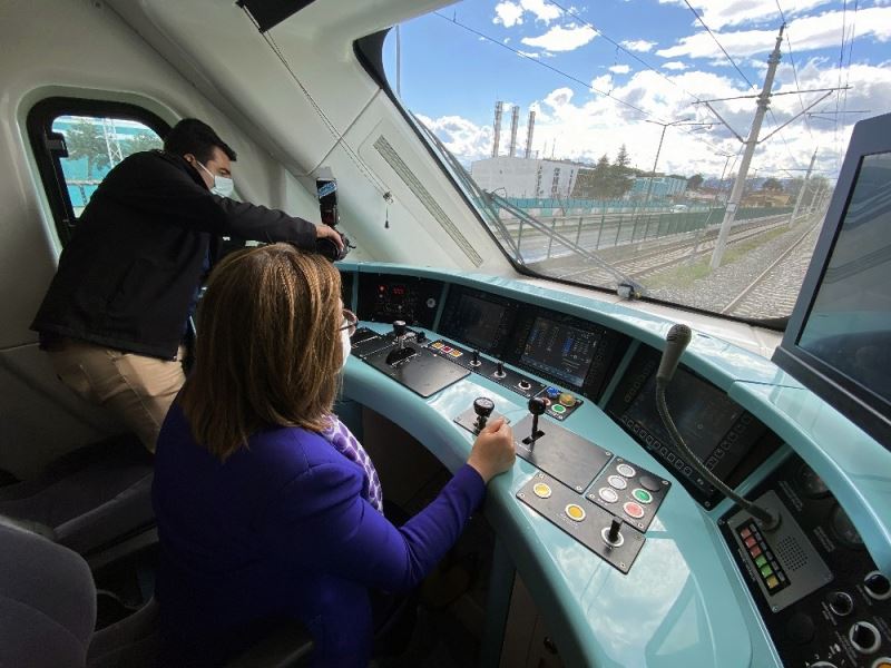 Başkan Şahin makinist koltuğuna oturarak Milli Elektrikli Tren’i test etti
