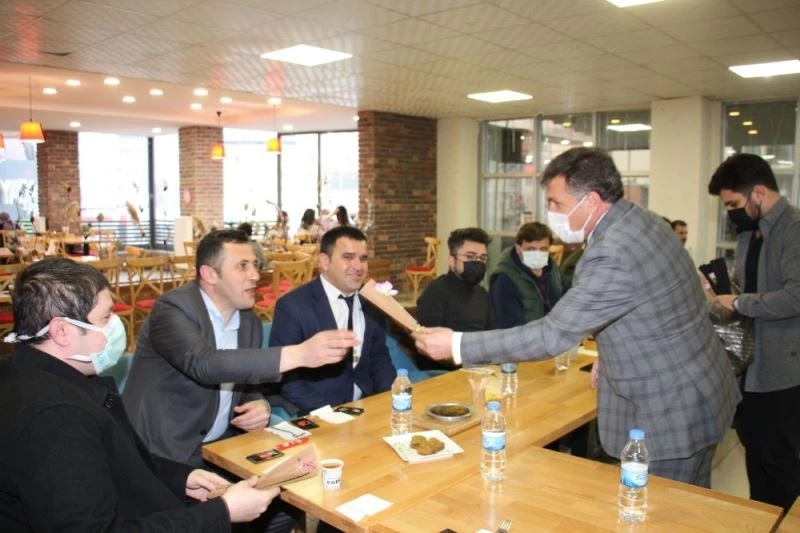 Başkan Demirden doktorlara akşam yemeği
