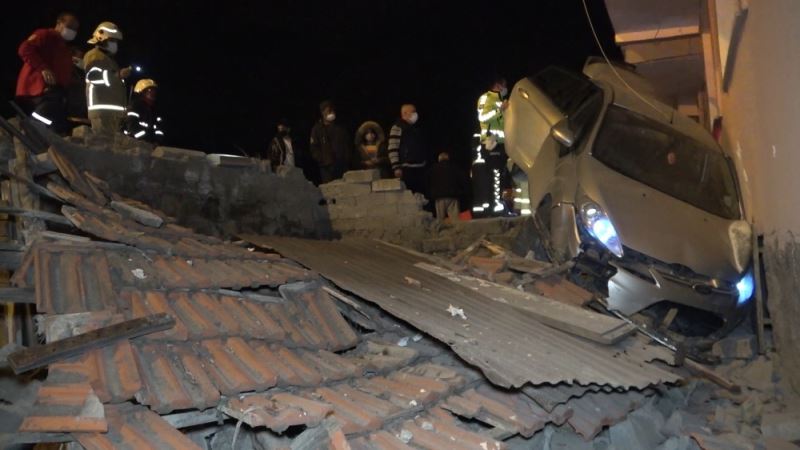 Otomobil apartmana daldı: Mahalleli ’deprem oldu’ sandı

