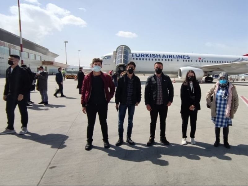 Hakkarili gençler gezi için İstanbul’a uğurlandı
