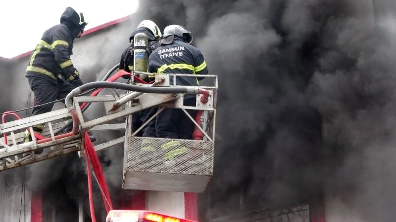 Samsun’da dış cephe yalıtım imalathanesi alev alev yandı
