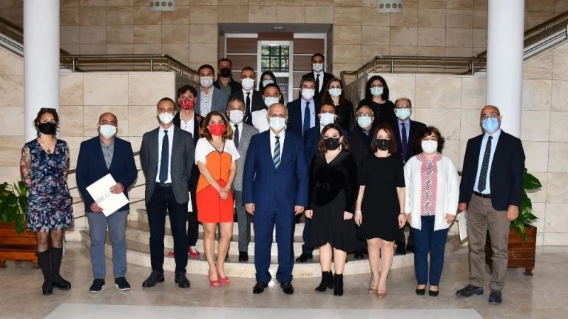 Rektör Çamsarı’dan uluslararası yayını olan akademisyenlere teşekkür belgesi
