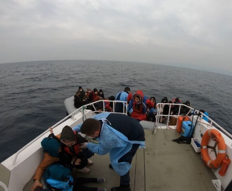 Ayvalık’ta Türk kara sularına itilen 44 mülteci kurtarıldı
