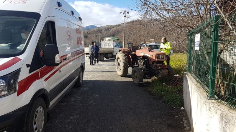 Traktör tekerinin altında kalan adam hastanede hayatını kaybetti
