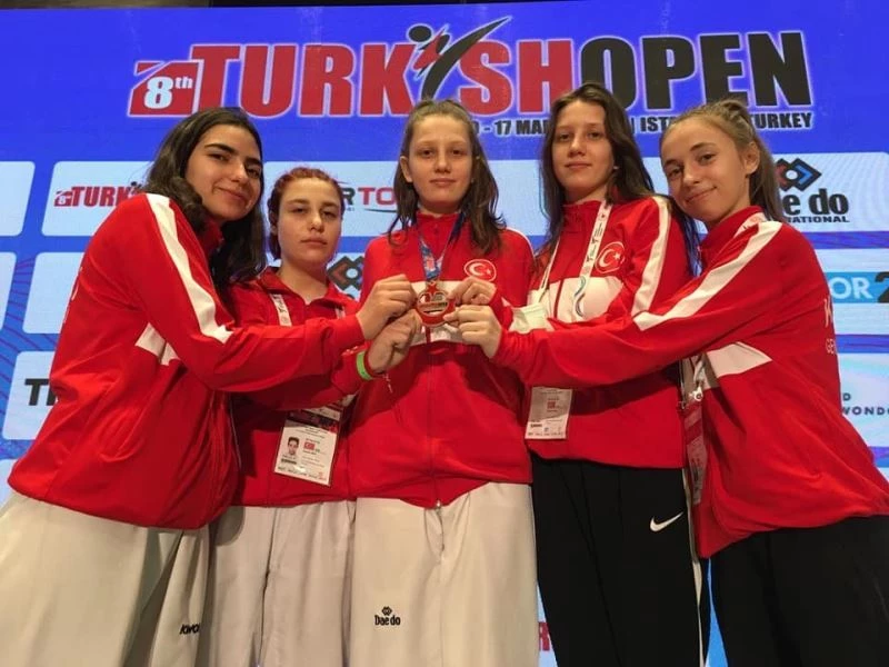 İkizlerden çifte madalya
