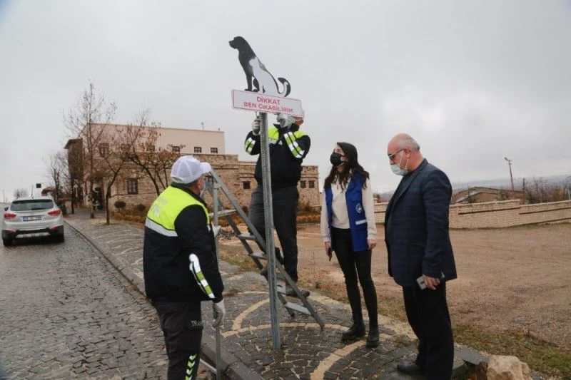 Elazığ’da sokak hayvanlarını korumak için uyarı tabelası
