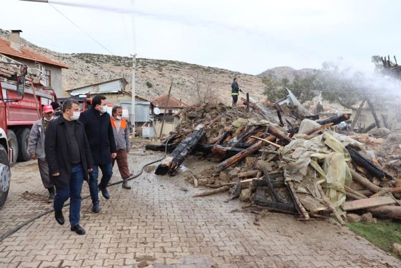 Kaymakamlıktan evi yanan ve hayvanları telef olan ailelere 65 bin liralık destek
