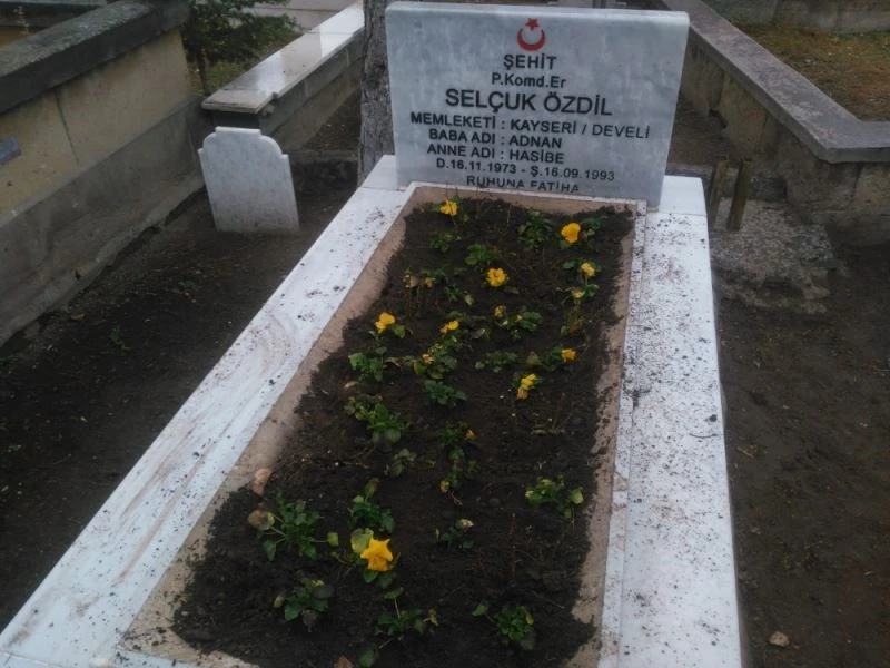 Develi’de ekipler şehit mezarlarını çiçeklerle süsledi
