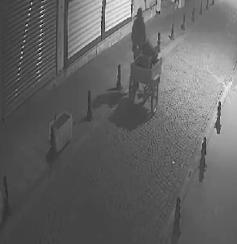 Batman’da demir dubaları çalan hırsızlar güvenlik kamerasına yakalandı
