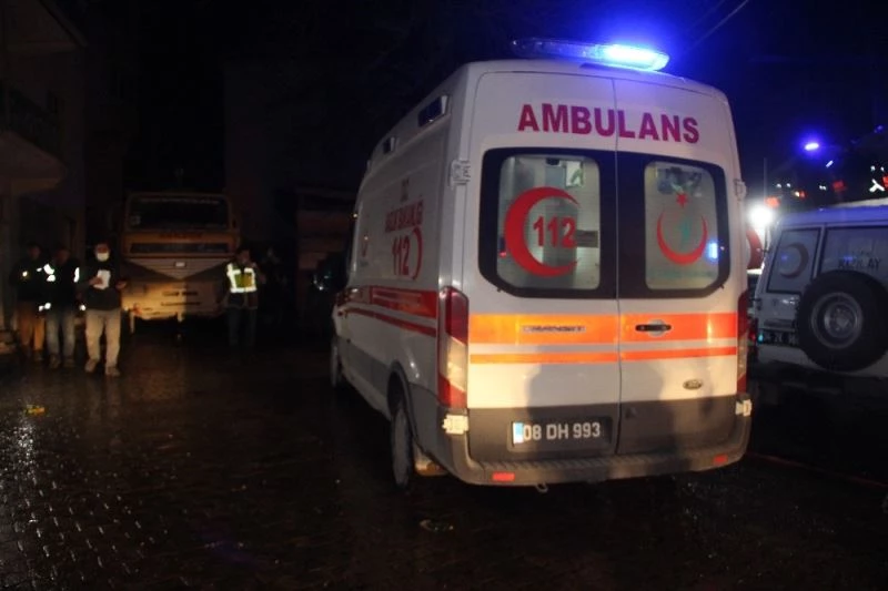 Yusufeli Dereiçi köyündeki yangında soğutma çalışmaları devam ediyor
