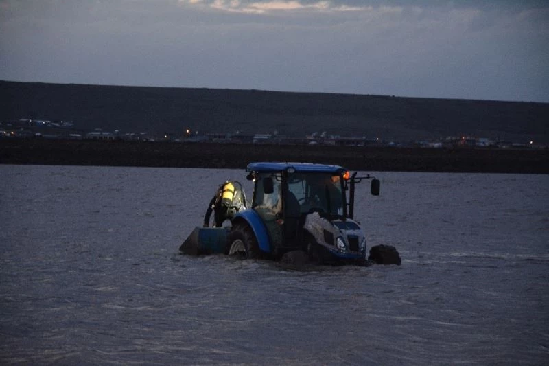 Kayık alabora oldu 2 genç gölette kayboldu
