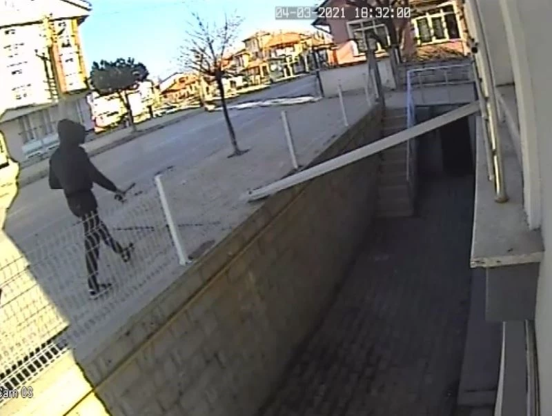 Isparta’da evlere dadanan siyah kapüşonlu hırsız yakalandı
