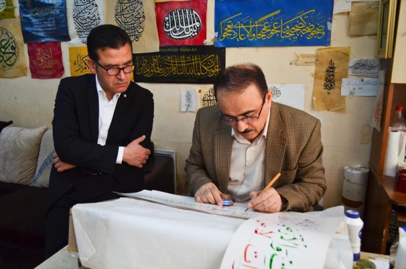 DEAŞ teröründen kaçan Türkmen sanatçı Mersinlilere hat sanatı öğretiyor
