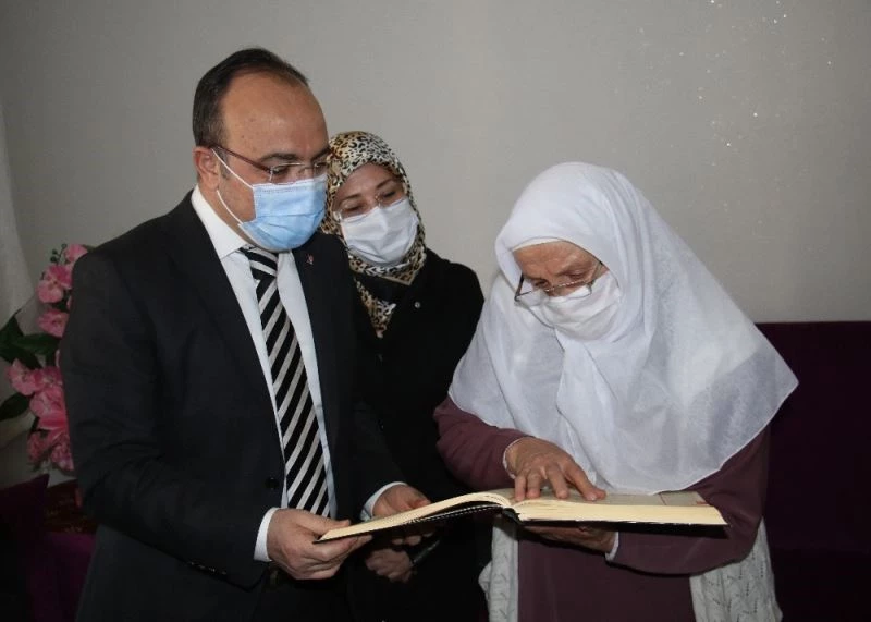 Kur’an-ı Kerim okumak için okuma yazma öğrenen Halime nineye anlamlı hediye
