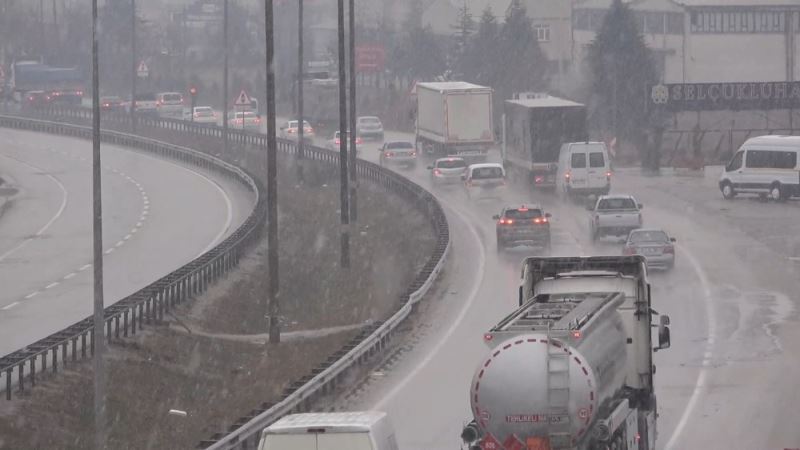43 ilin geçiş güzergahında trafik yoğunluğu: Kar yağışı sürücüleri olumsuz etkiledi
