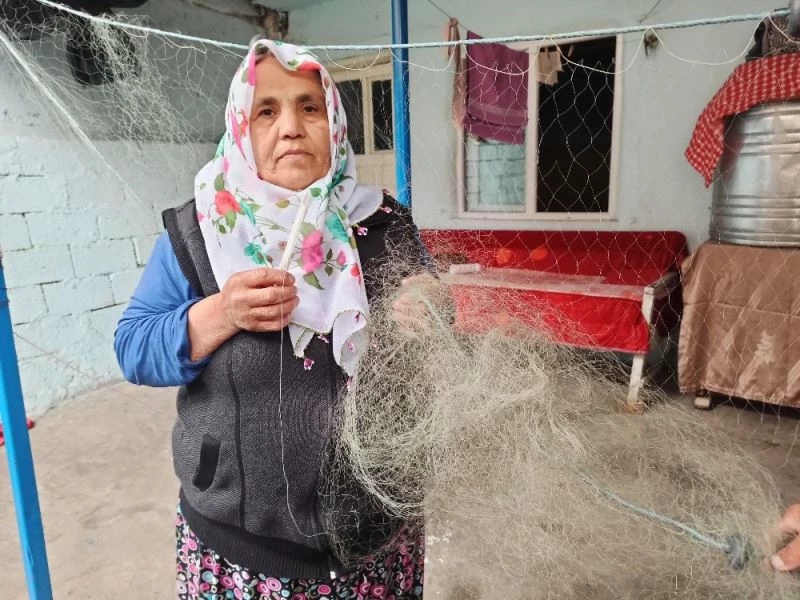 O ağları örüyor kocası balık avlıyor
