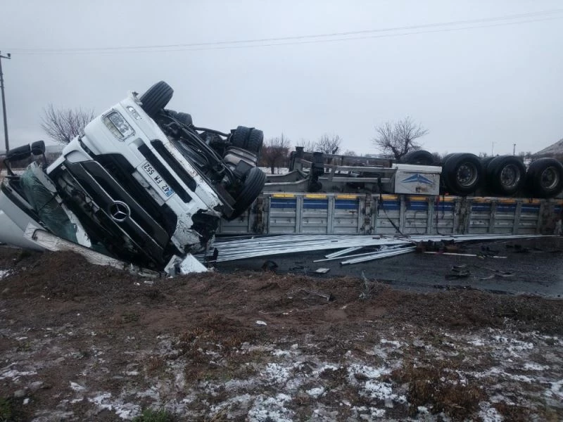 Şoförün direksiyon hakimiyetini kaybettiği tır devrildi
