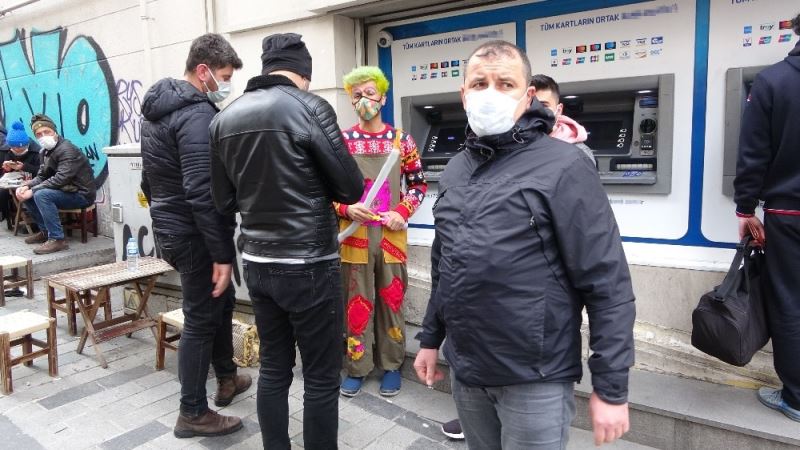 (Özel) Taksim’de özçekim yaptırdığı turistleri para için tehdit eden palyaço gözaltına alındı
