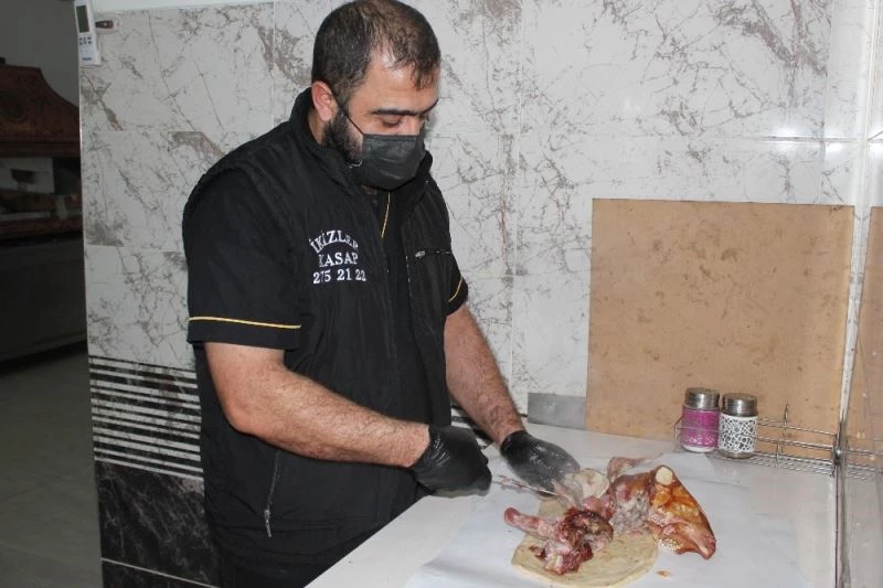 İzmirlilerin vazgeçilmez lezzeti közde şiş kuzu kelle
