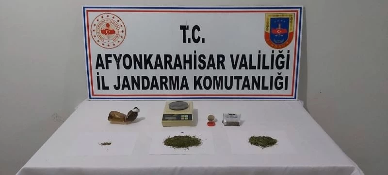 Uyuşturucu baskını yapılan evde esrar, zehir tacirinin annesinin üstünden çıktı
