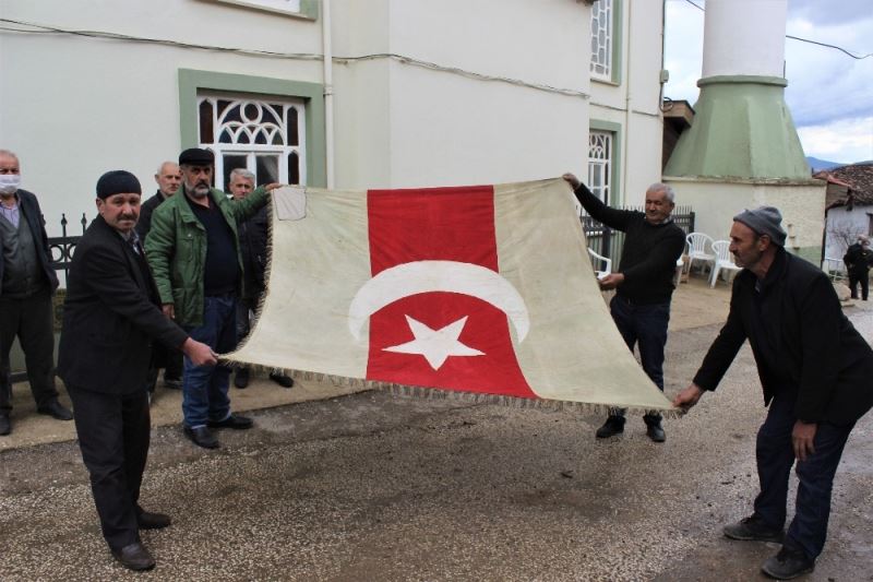 Dedelerinden kalan 300 yıllık bayrağa gözleri gibi bakıyorlar
