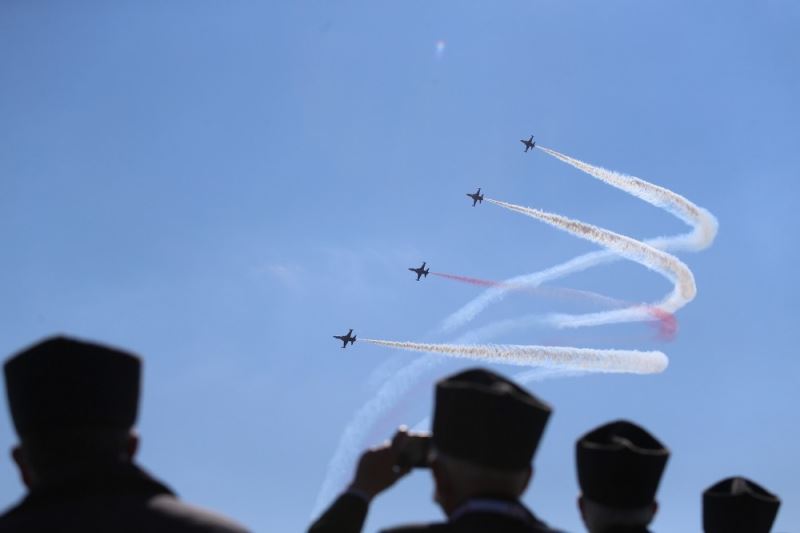 Türk Yıldızları’nın Şehitler Abidesi’ndeki gösterisi nefes kesti
