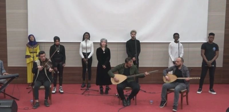 Yabancı öğrenciler ’Hey Onbeşli’ ağıdını seslendirdi, din görevlileri istiklal marşını okudu
