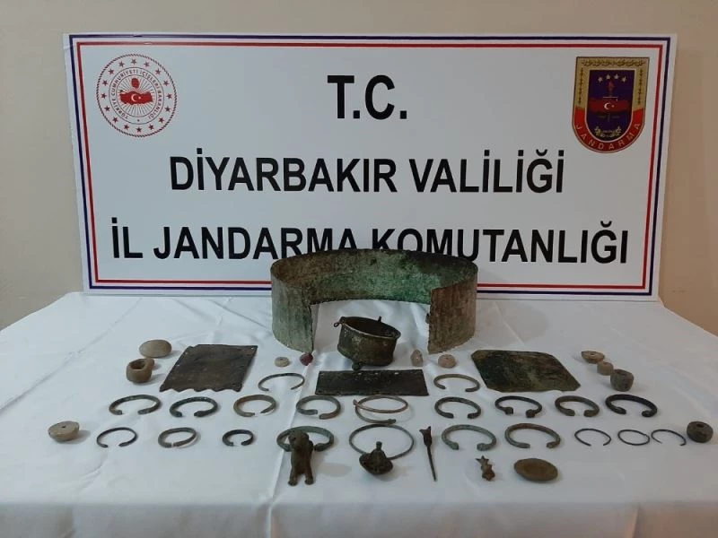 Diyarbakır’da tarihi eser kaçakçılığı operasyonu: Urartu ve Rome dönemlerine ait eserleri giysilerinin içine saklamışlar
