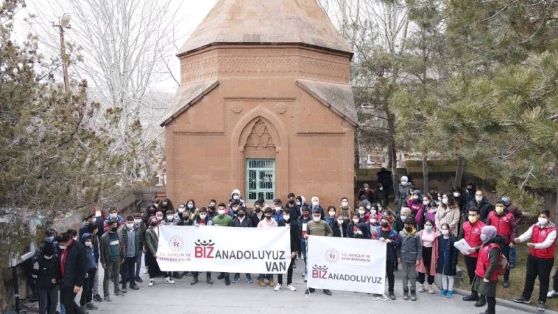 “Biz Anadolu’yuz” projesi kapsamında öğrenciler Ahlat’ı gezdi
