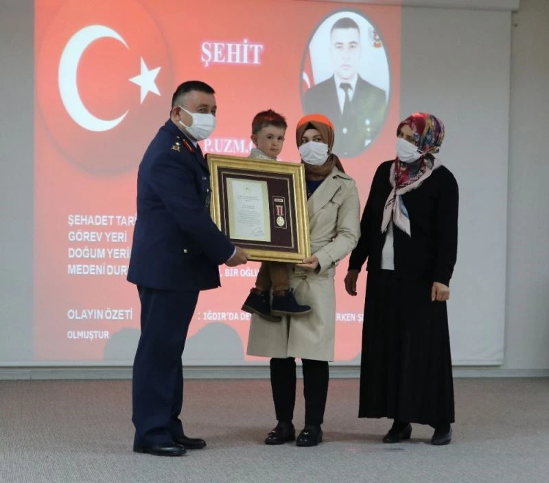 3 yaşındaki Remzi, şehit babasının ‘Devlet Övünç Madalyası ve Beratı’nı aldı
