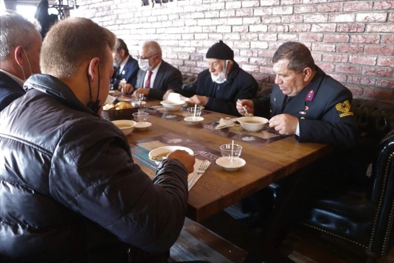 Sivas’ta tüm lokanta ve kafelerde müşterilere üzüm hoşafı ikram edildi
