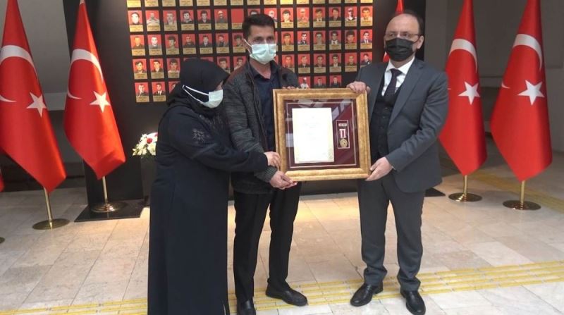 Şehit Furkan Yılmaz’ın ailesine Övünç Madalyası ve Beratı takdim edildi
