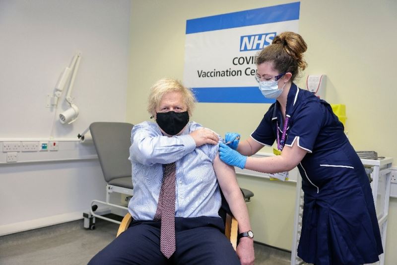 İngiltere Başbakanı Johnson AstraZeneca aşısı oldu
