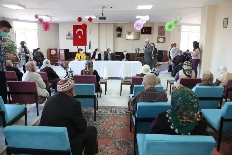 Özdemir’den huzurevine ziyaret
