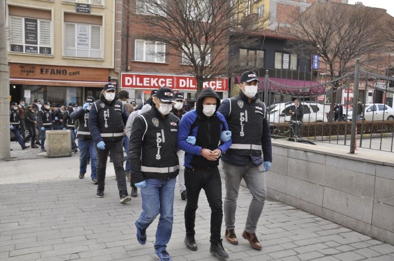 Tefecilikten mahkemeye çıkarılanlardan 1’i tutuklandı
