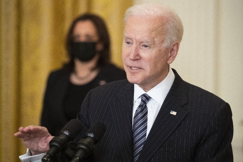 Biden uçağa binerken defalarca takıldı
