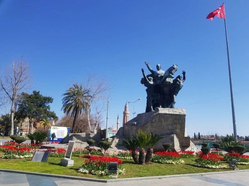 Antalya’da açan 161 bin lale ve sümbül görenleri hayran bırakıyor
